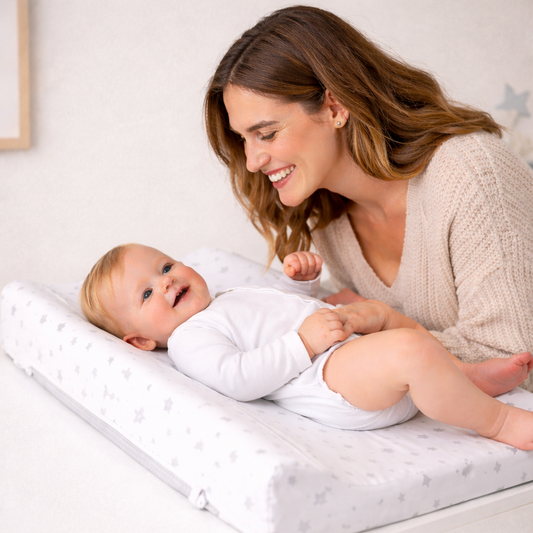 Maman et bébé sur matelas à langer
